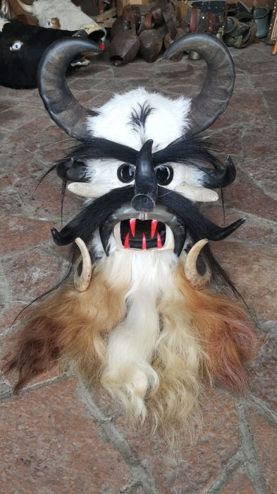 Продавам кукерска маска