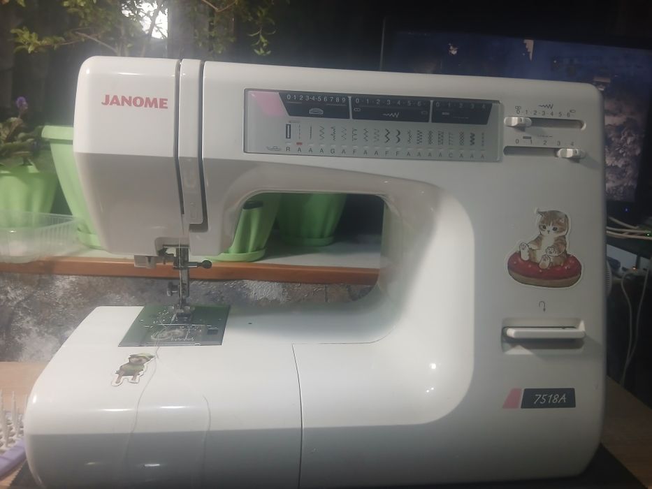 Продам швейную машину janome 7518А