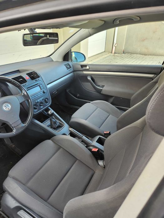 Vând VW Golf 5 gri metalizat, 2005, cutie manuală, 600 euro