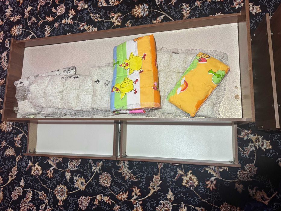 Detskiy krovat, pochti ishlatilmagan