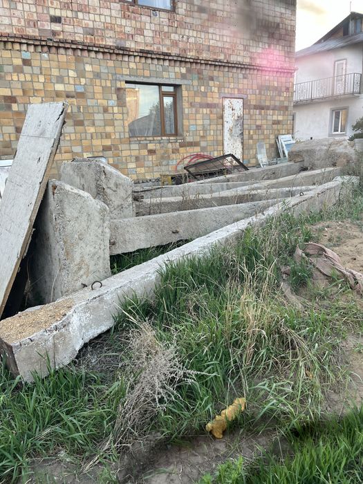 Колона со стаканами и стеновой панел
