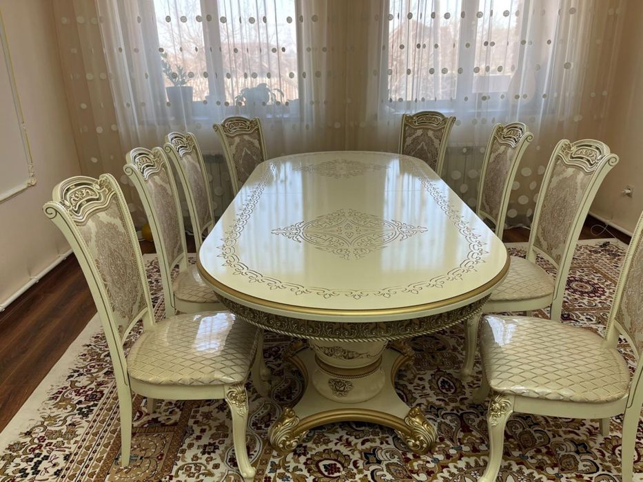 Стол со стульями
