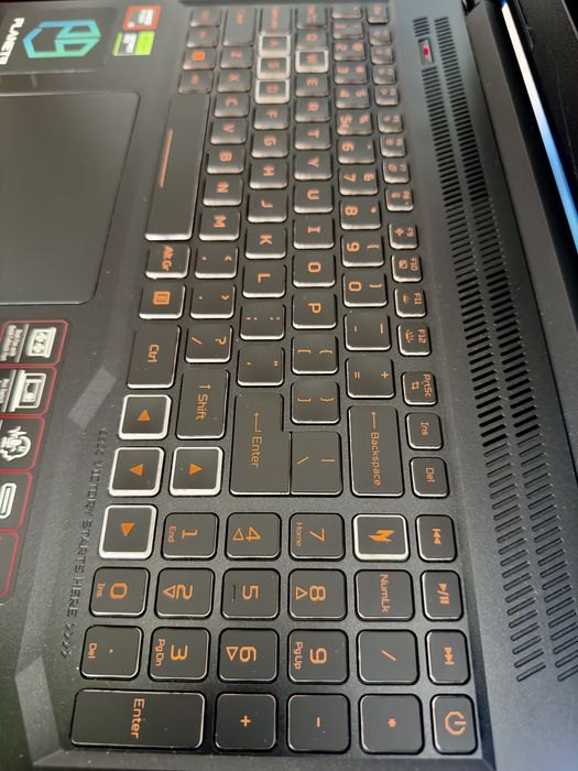 ACER Nitro v16 ( RTX 4060 )