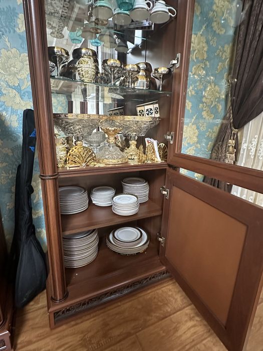 Стеклянная витрина для посуды