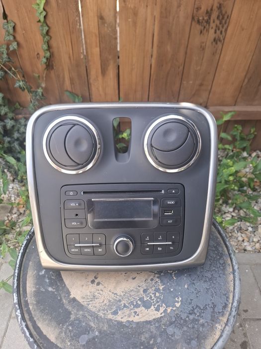 Casetofon Radio CD original Dacia cu bluetooth  și grila inclusa