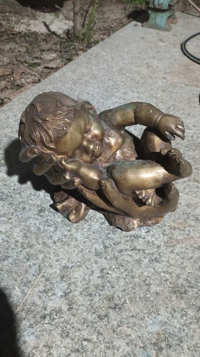 Statueta din bronz copil pe palme