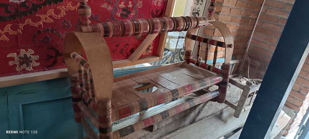 Антикварный детский люлька и качели  продаются цена договорная.