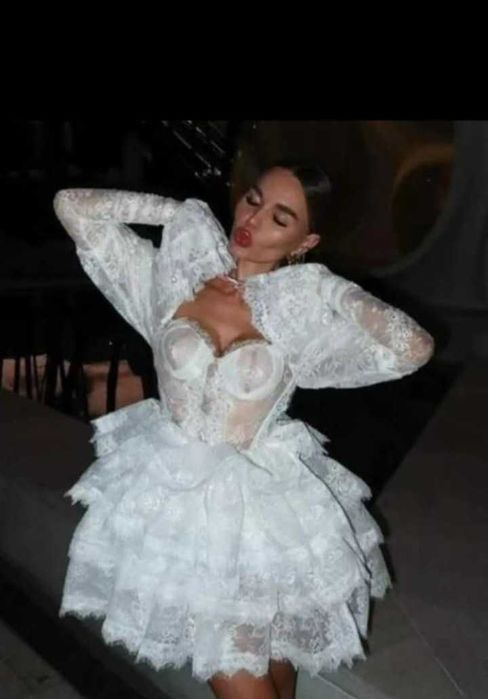 Бяла дантелена рокля