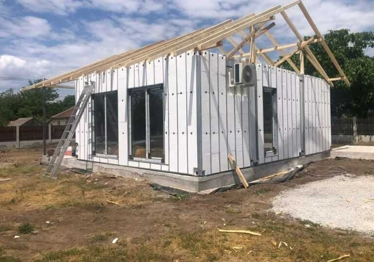 Casa modulara, garaje auto si containere tip birou din structura metalica si panou sandwich termoizolant
