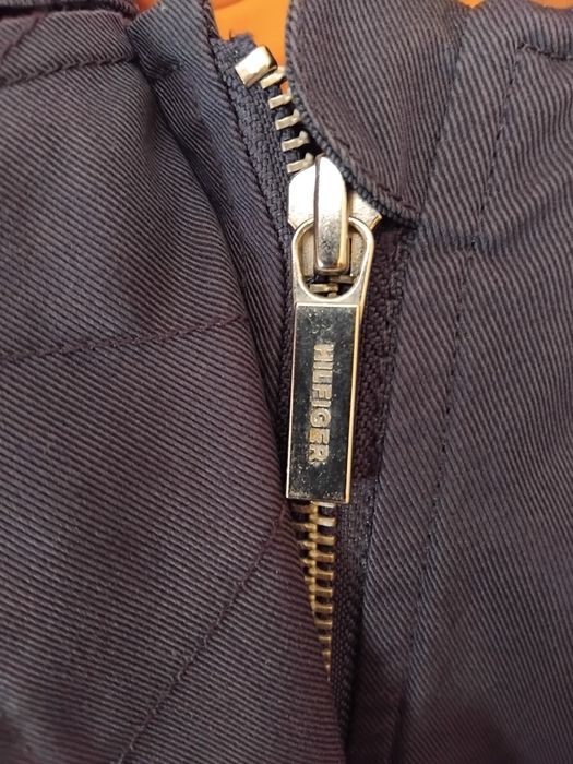 Jacheta  Parca Tommy Hilfiger  Originală-Bleumarin- stare  excelenta.