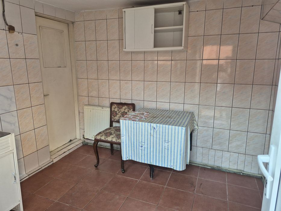 Vand casa la curte Laminorului