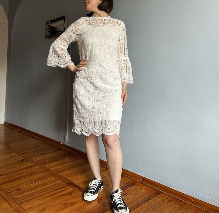 Белое кружевное платье