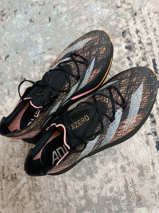 Кроссовки спортивные