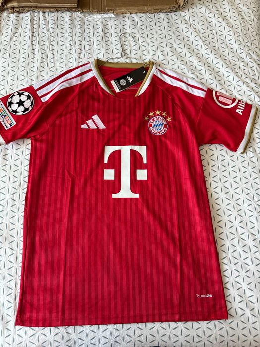 Tricou Bayern home rosu 2026-2027 sezonul nou cu badge champions league