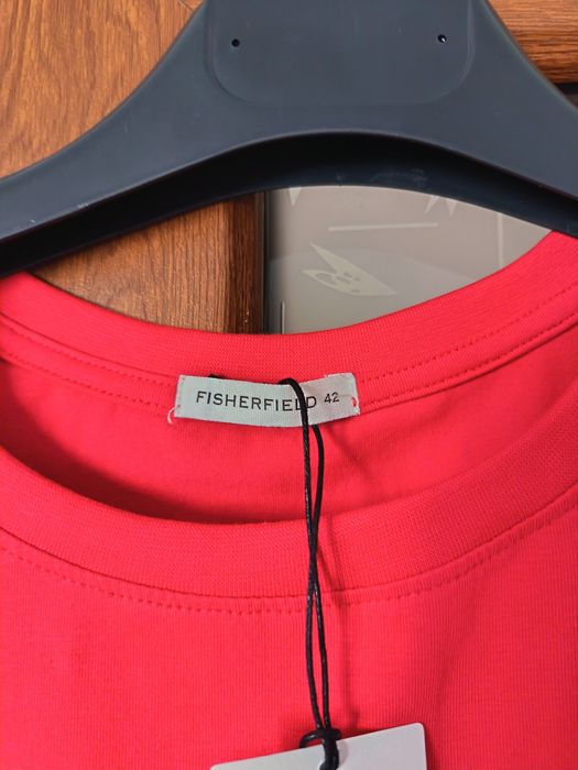 Tricou mărimea 42.