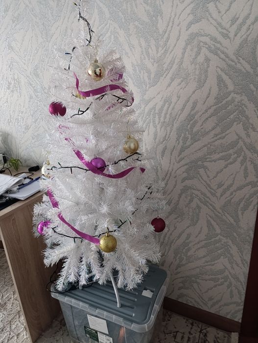 Ёлочка белая красивая