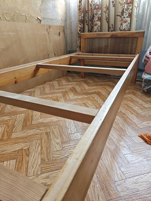 Продаю 2 деревянные кровати БЕЗ матрасов