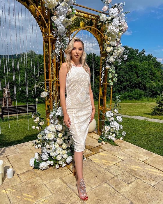 Rochie albă, în stare perfectă