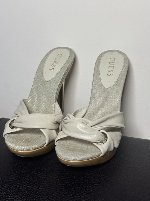 Sandalute cu toc Guess