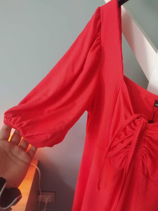 Рокля до коляното в червено