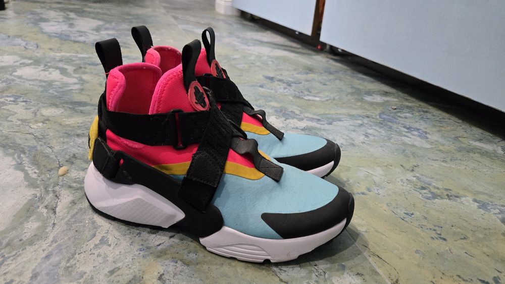 Различни дамски обувки