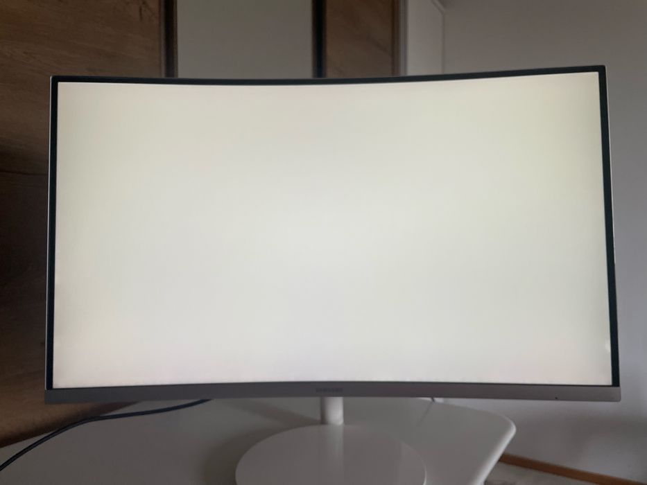 Monitor Samsung curbat 27" VA 75hz Freesync gaming si multimedia