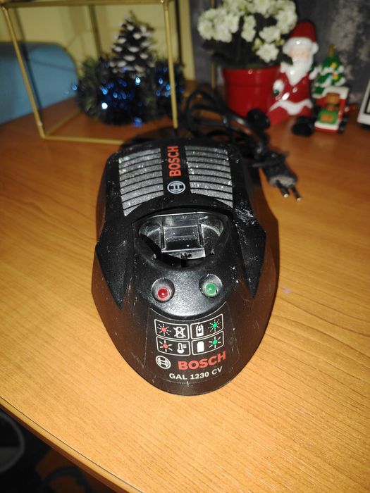Încărcător Bosch 12v