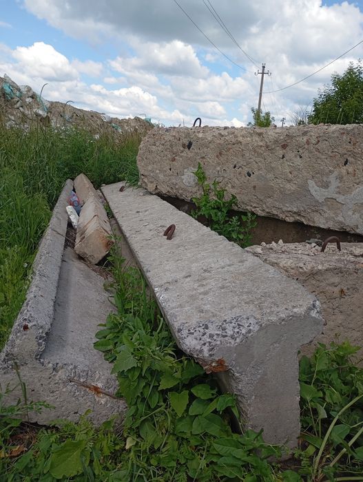 Продам бетонные  столбы, плиты, ригеля,.