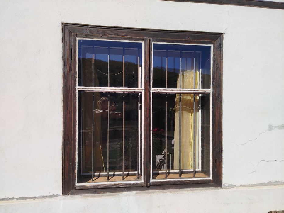 Дървена дограма с двойни прозорци, без каси, преграда за тераса.