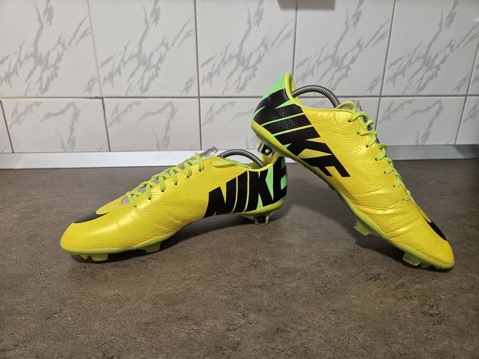 Vand ghete de fotbal profesionale Nike Mercurial Vapor IX ACC FG Vibrant Yellow/Black/Neo Lime in stare impecabila.
Nr. 46 
Pret 800 lei