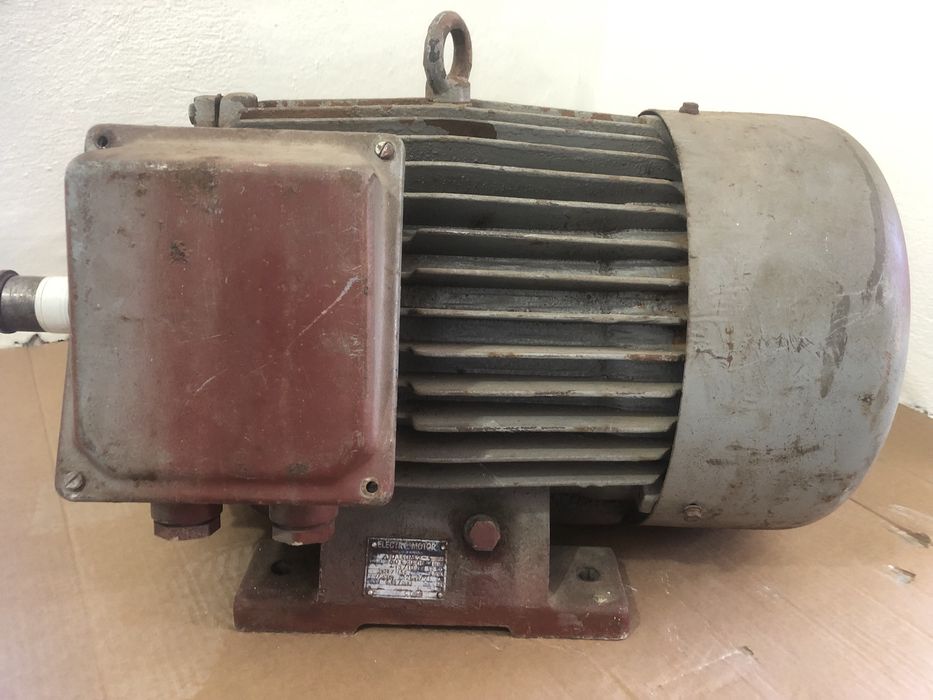 Vând motor trifazat de 13Kw cu două viteze