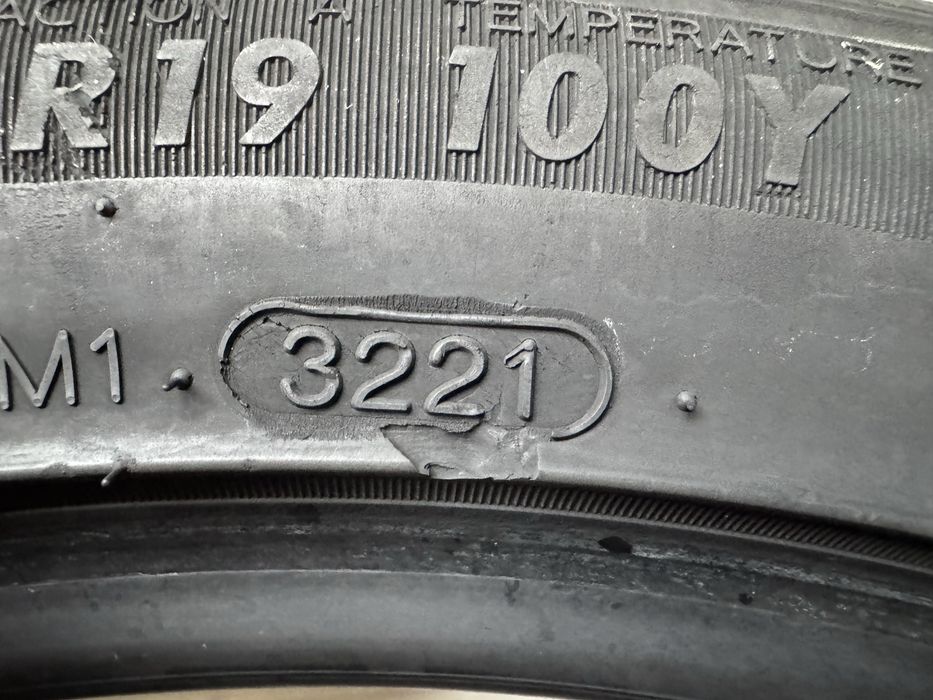 Автомобилни гуми 255 40 19 Momo