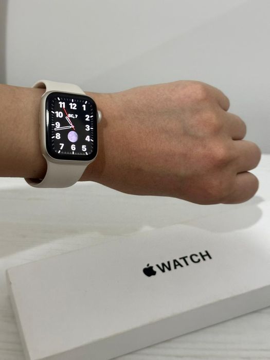 Apple часы белый