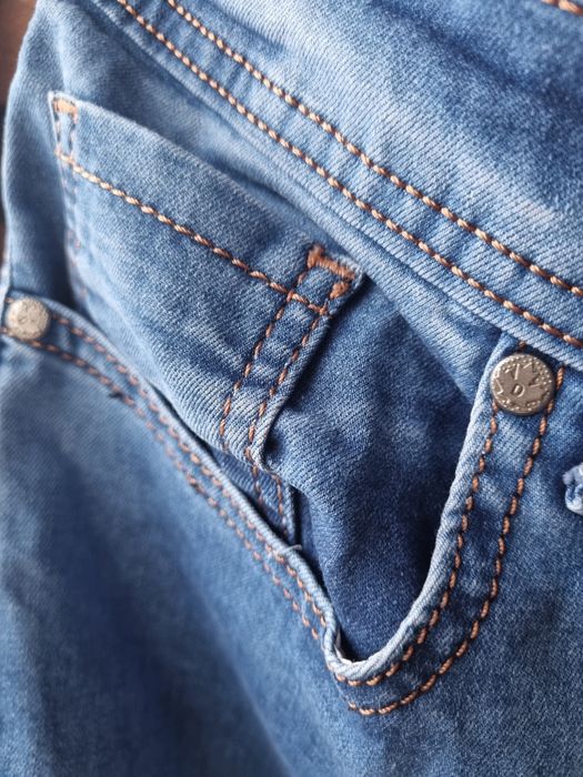 Blugi Dsquared2 bărbați – W34(EU 50-52)