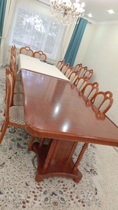 Деревянный стол со  стульями (22 шт)