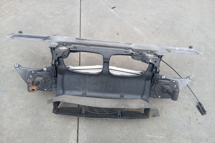 Trager / Calandru 8211467 8268371 8220579 8211467 8268371 8220579 BMW