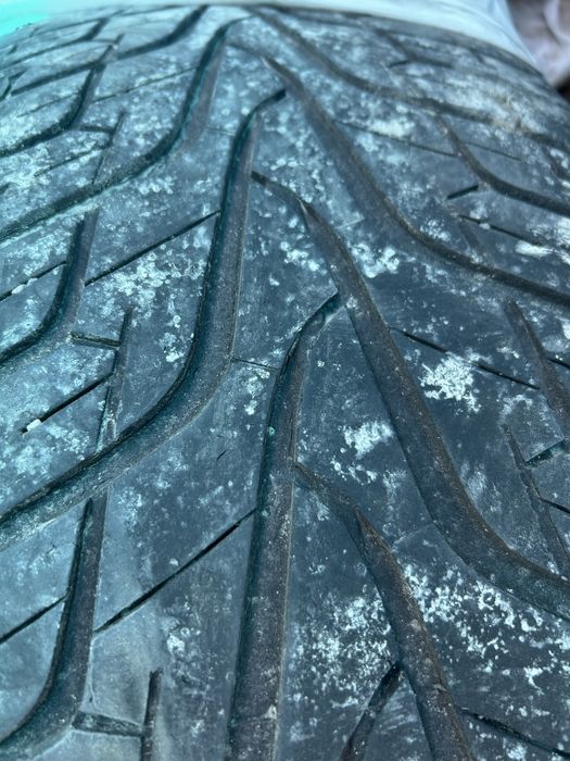 Демисезонные шины в комплекте 285/50R20/112V