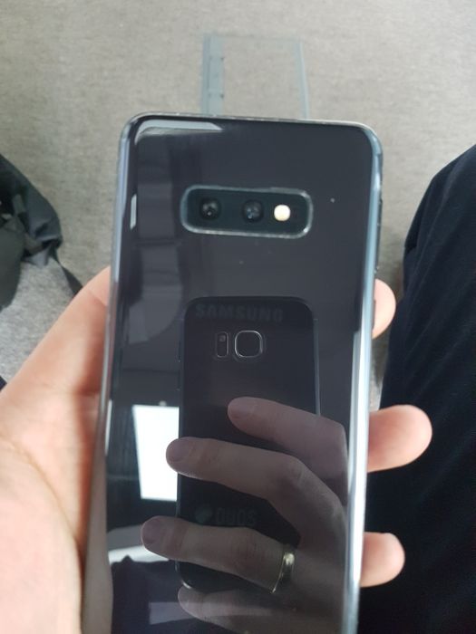 Продавам Samsung s10e