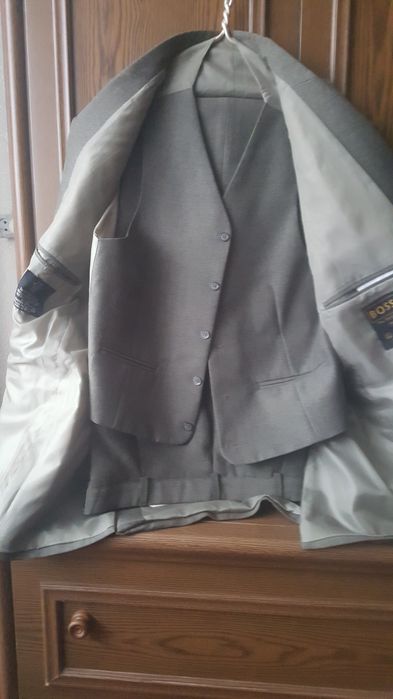 Продам костюм тройку