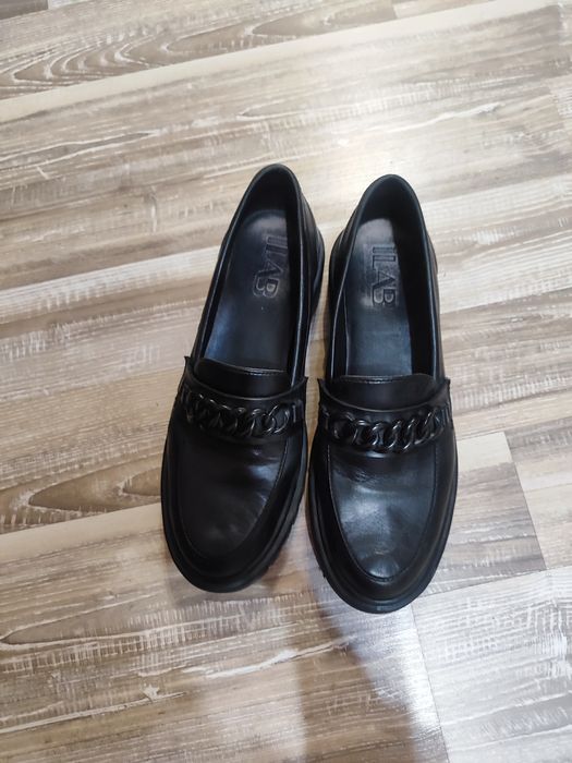 Лоуфъри в черен цвят.