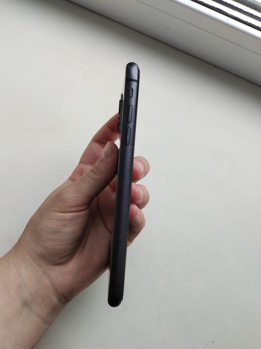 iPhone 11, в комплекте идут 4-чехла и защитное стекло