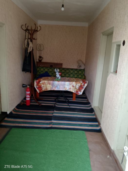 Тухлена къща със стопански постройки