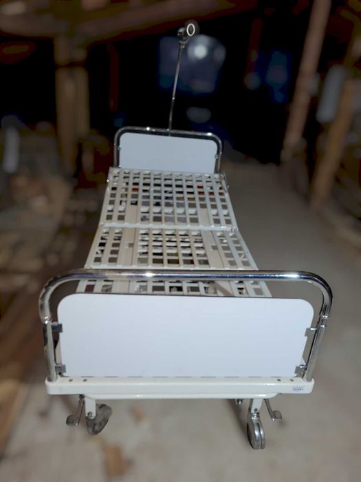Двустранно болнично легло с колелца и с матрак