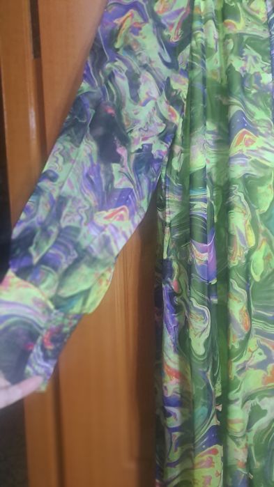 Вечернее красивое платье с длинными рукавами