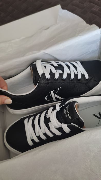 Продам новые кроссовки оригинал