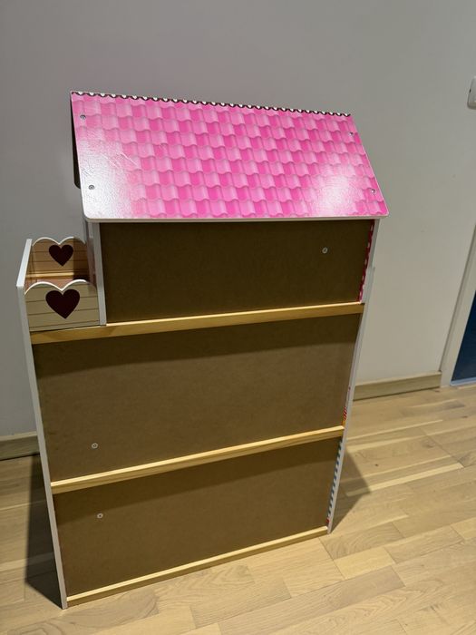 Căsuță de păpuși din lemn, cu 3 niveluri și accesorii – Stare excelentă!