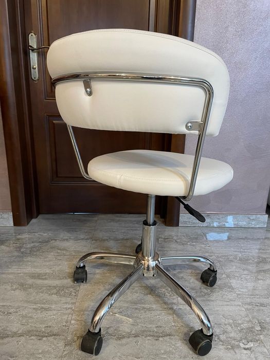 Scaun birou / manichiura alb fără mânere