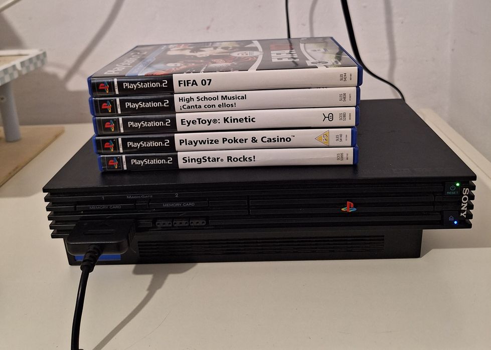 Consola Playstation 2, accesoriile din poza.