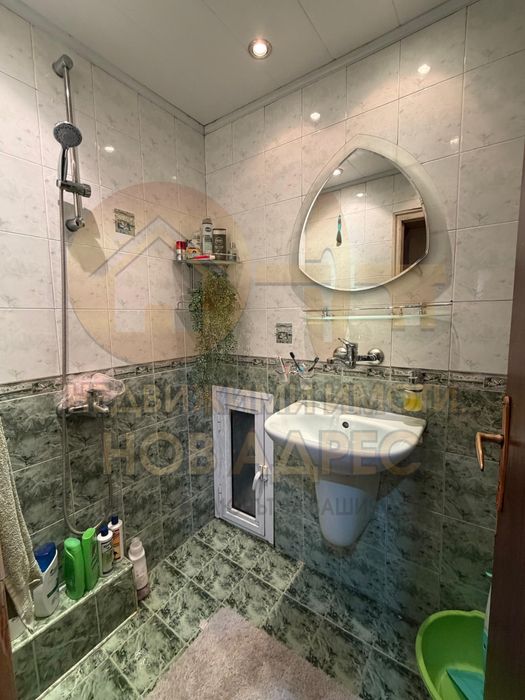 Многостаен Тухлен Апартамент с Гараж ,Газифициран и Обзаведен ,Център