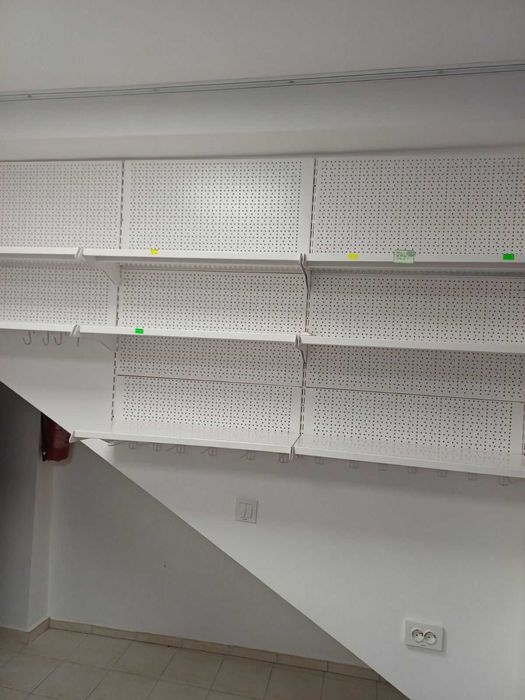 Стелажи за стена